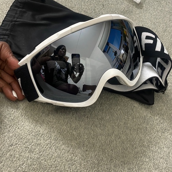 - WHITE WOMAN’S SNOW MOBILE SKI SNOWBOARDING SNOW ACTIVITIES GOOGLES *NEW - Picture 2 of 10